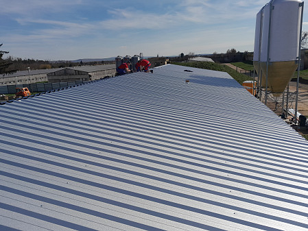 Rekonstrukce střešní krytiny na farmě Rohatec